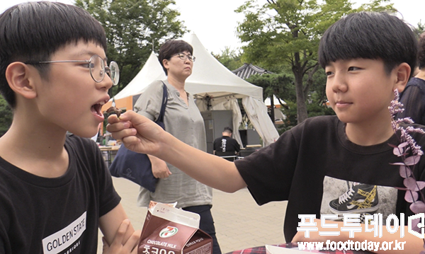 친구에게 맛있는 고기를 건네주고 있다