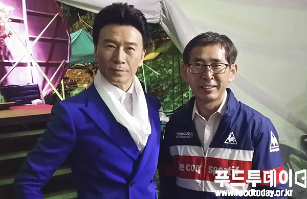 가수 강진이 2018 문경오미자축제장을 찾아 축하공연을 펼치고 축제관계자와 기념사진을 찍고 있다.