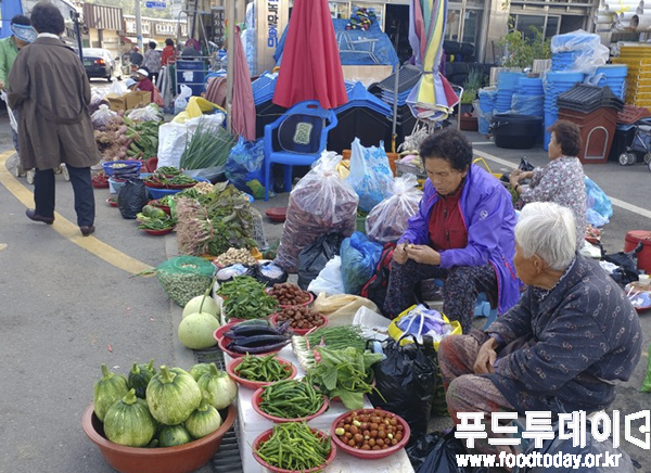 우리농산물을 동네 주민 할머니들이 손님을 기다리고 있다