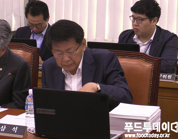 서삼석 국회의원이 농협 한삼인에 대해 지적을 하고 있다