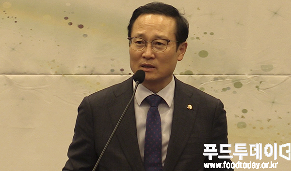 홍영표 더불어민주당 원내대표가 축사를 하고 있다