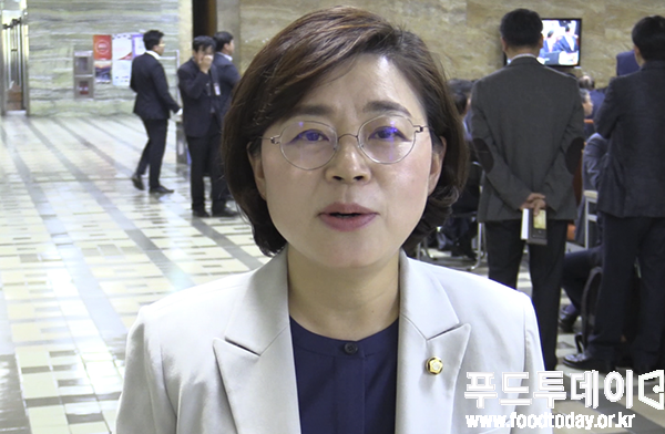 김정재 국회의원이 국회 aT국정감사에서 푸드투데이와 인터뷰를 하고 있다