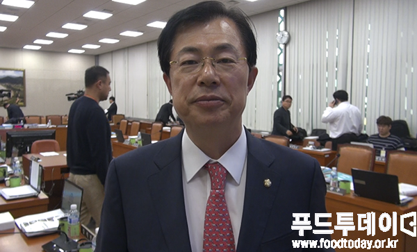 이만희 국회의원이 푸드투데이와 인터뷰를 하고 있다