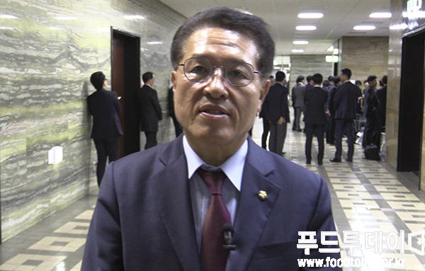 정운천 국회의원이 푸드투데이와 인터뷰를 하고 있다