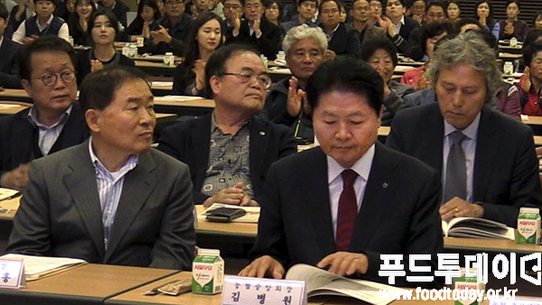 황주홍 농해수위 위원장과 김병원 농협중앙회장과 대화를 하고 있다
