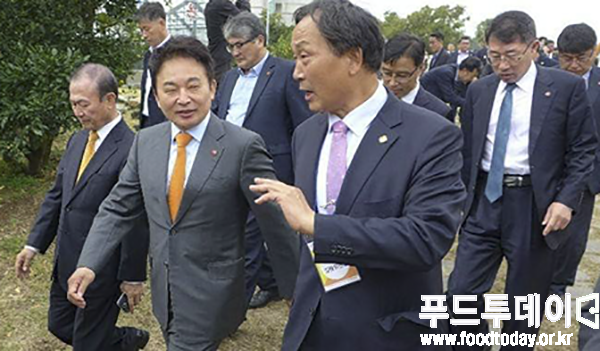 왼쪽에서 두번째 원희룡 제주도지사와 고문삼 제주국제감귤박람회 집행위원장이 대화를 나누고 있다