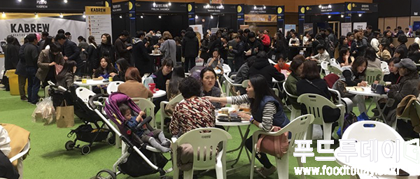 28일 코엑스 푸드위크에 많은 관람객들이 참여해 음식을 먹고 있다