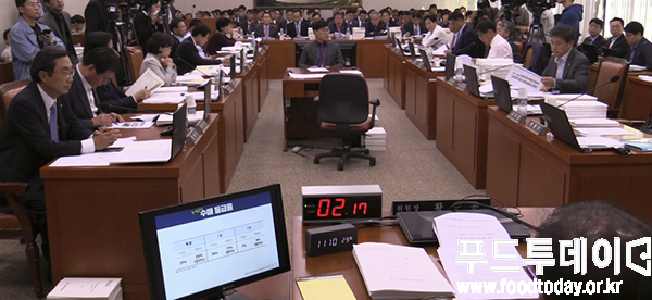 2018 농림축산식품해양수산위원회 국회국정감사를 하고 있다