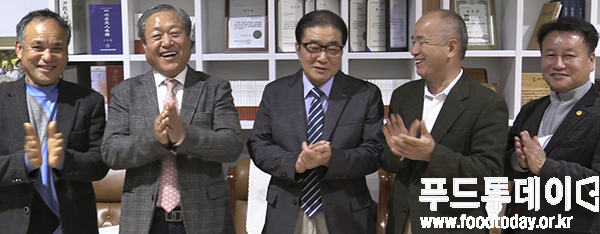 윤여두 심시위원장과 2018 국정감사 우수의원 심사위원들이 선정 후 축하 박수를 치고 있다