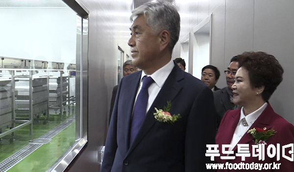 최승준 정선군수가 내부 시설을 보고 있다