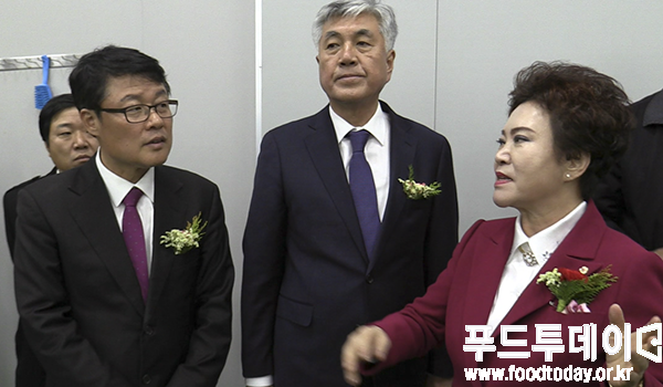 김순자 한성식품 대표가 정선공장에 대해 설명을 하고 있다