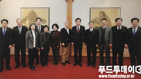 이낙연 국무총리. 제2차 식품안전정책위원회 위원들과 함께 기념촬영