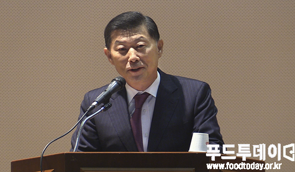 김홍국 하림그룹 회장이 인사를 하고 있다