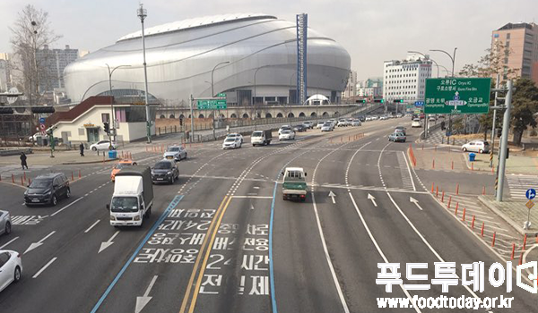 서울시 구로구 구일역 주변 도로 차량들이 없어 한산한 모습 
