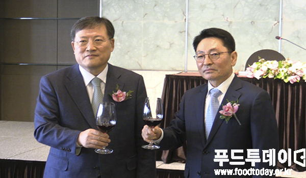 이효율 제21대 한국식품산업협회장(왼쪽)과 이창환 제20대 한국식품산헙협회장(오른쪽)이 잔을 기울이고 있다