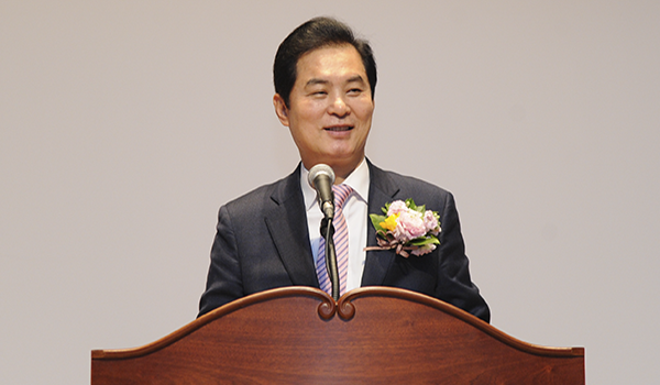 류영진 식약처장이 8일 보건의료행정타운 후생관 대강당에서 퇴임식 인사말을 하고 있다