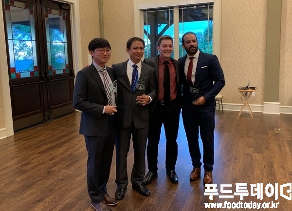 왼쪽에서 첫 번째 체리부로 김병윤 수의사