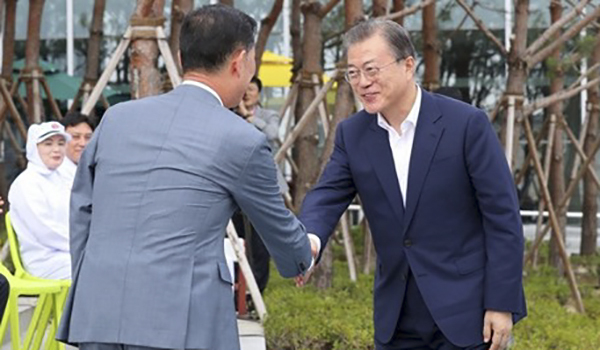 '문재인 대통령' 이 20일, 하림 익산공장에서 열린 식품산업 활성화 기업 현장방문 행사에서 '김홍국 하림그룹 회장' 과 악수하고 있다