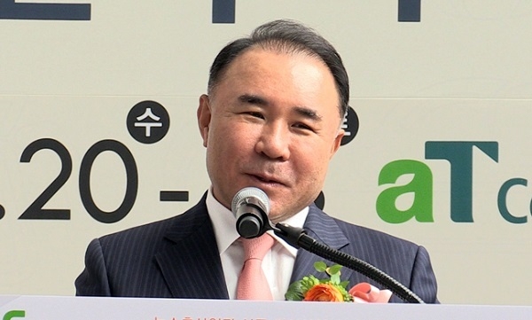 제너시스BBQ 윤홍근 회장