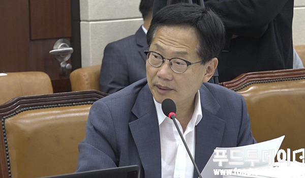 국정감사에서 오제세 국회의원이 질의하고 있다.