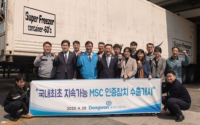 동원산업 임직원들이 29일 MSC 인증 참치 수출 물량이 실린 냉동 컨테이너 앞에서 기념 사진을 촬영하고 있다.<br>
(앞줄 왼쪽에서 두번째부터 김오태 동원산업 부산지사장, 김준영 동원산업 유통본부장, 최근배 동원로엑스냉장 대표이사)