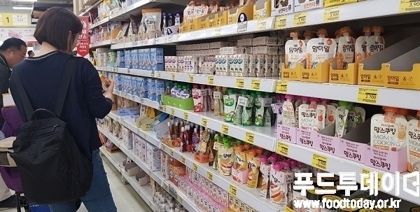국내 한 대형마트의 유아식 코너.