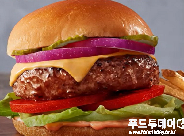 식물성 고기 패티 '비욘드버거'.