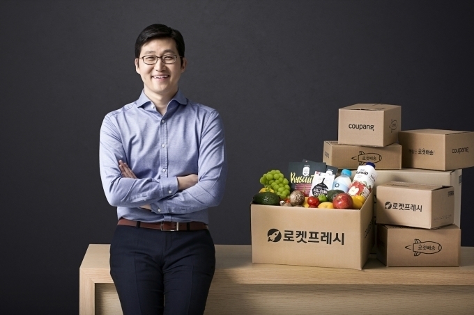 김범석 쿠팡 대표가 자신에게 다가올 미래를 예측하지 못하고 해맑게 웃고 있다.