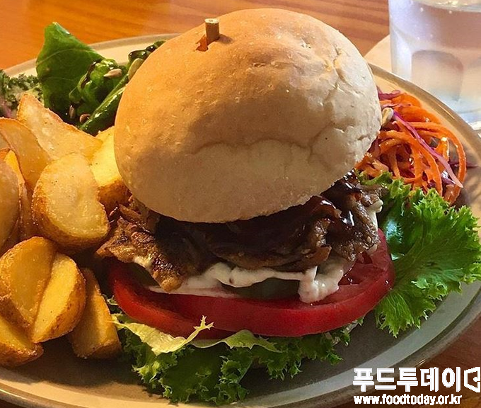 제주도 서쪽 한림에 위치한 비건 식당 'And유Cafe(앤드유카페)'의 비건버거.