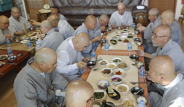 불교계의 한 고승의 백일재 다례를 봉행한 다음, 제자와 문도들이 점심 공양을 하고 있는 모습(진일스님 제공).