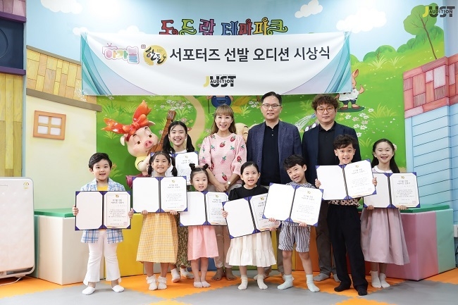 7월 3일, 한돈자조금관리위원회 정상은 사무국장이 이천 도드람테마파크에서 열린 ‘아가볼 한돈 서포터즈 선발 오디션 시상식’에 참여해 어린이들에게 인증서를 수여했다.