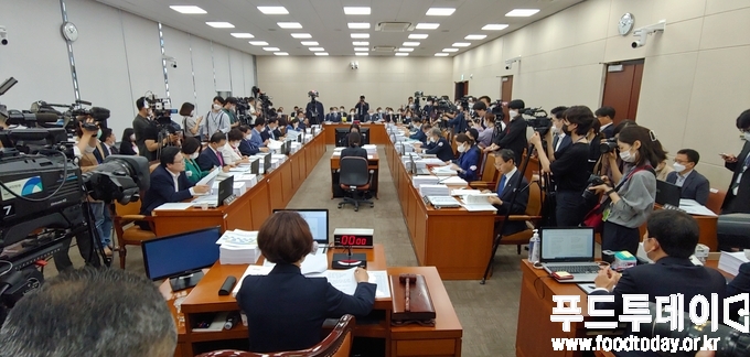 15일 오전 서울 여의도 국회에서 열린 보건복지위원회 전체회의 모습.