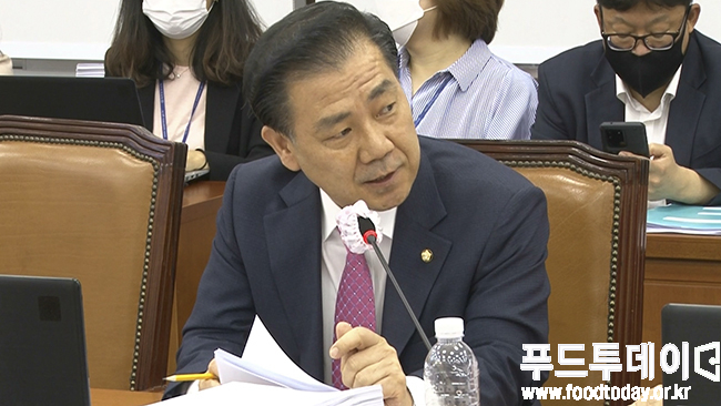 15일 서울 여의도 국회에서 열린 보건복지위원회 전체회의에서 백종헌 의원이 박능후 보건복지부 장관에게 질의를 하고 있다.