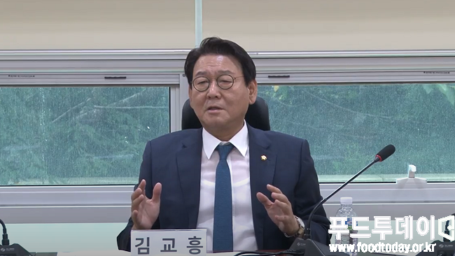 김교흥 국회의원이 지난 31일 서울 여의도 국회에서 '휴게소 위생 및 코로나 확산방지를 위한 긴급간담회'를 개최, 관계 기관에 여름 휴가철 휴게소 방역 관리에 만전을 기해 줄 것을 당부하고 있다.
