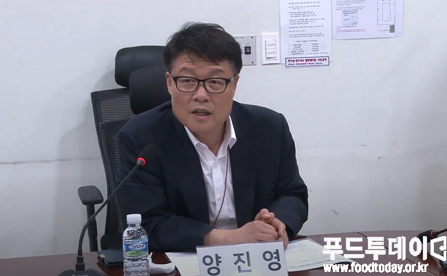 양진영 식품의약품안전차장이 지난 31일 서울 여의도 국회에서 '휴게소 위생 및 코로나 확산방지를 위한 긴급간담회'에 참석해 인사말을 하고 있다.