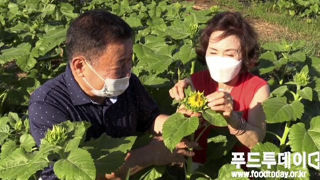 왼쪽부터 신득상 강화군의회 의장, 구재숙 시니어