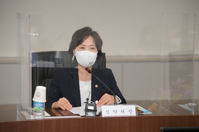 이의경 식품의약품안전처장이 16일 서울 영등포구 소재 중소기업중앙회를 방문해 중소기업인들과 간담회를 갖었다.