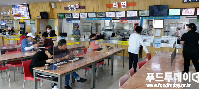 19일 충북 음성 ㆍ평택 제천간고속도로에 위치한 금왕 휴게소를 찾은 시민들이 취식하고 있다.