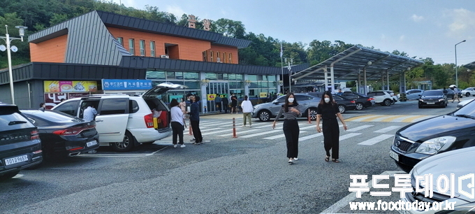한국도로공사는 추석 명절 기간인 이달 29일부터 다음달 4일까지 고속도로 휴게소 내부에서 음식 취식을 금지했다.