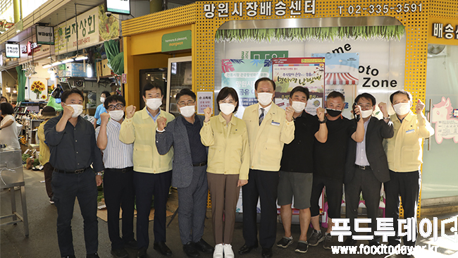 왼쪽에서 다섯번째 전현희 권익위원장, 유동균 마포구청장과 망원시장 상인회와 함께 "망원시장 파이팅"을 외치고 있다.
