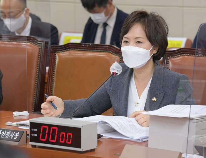 이의경 식품의약품안전처장이 13일 서울 여의도 국회에서 열리고 있는 복지위 식약처 국정감사에 첨석해 벌언을 하고 있다.