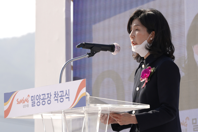 김정수 삼양식품 총괄사장이 19일 밀양시 부북면 나노융합국가산업단지에서 열린 밀양공장 착공식에서 기념사를 하고 있다.