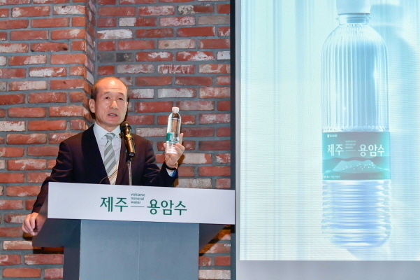 허인철 오리온 부회장이 지난해 11월 26일 열린 '오리온 제주용암수' 출시 기자간담회에서 발표를 하고 있다.