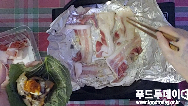 이마트24의 농협한돈대패삼겹을 굽고 있다.