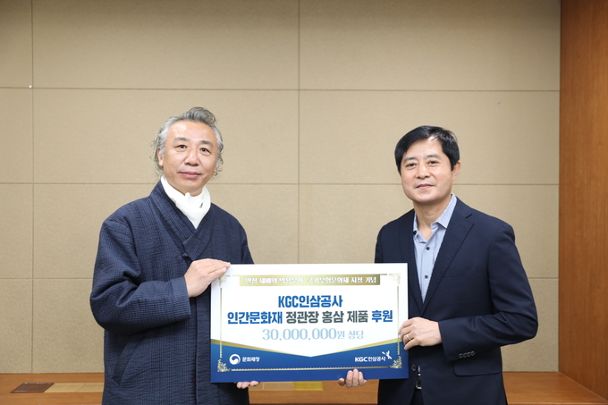 박정환 KGC인삼공사 전략본부장(오른쪽)과 박종군 국가무형문화재기능협회 이사장이 인간문화재를 위한 정관장 홍삼 제품 후원식을 갖고 있다. 