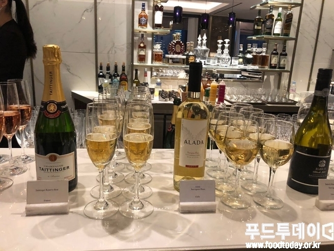 롯데호텔 이그제큐티브 타워는 샴페인 떼땅져를 무한제공하는 호캉스 패키지를 선보이고 있다.