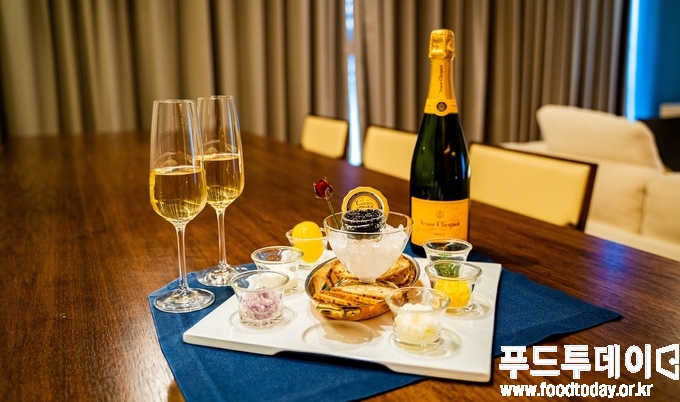 씨마크 호텔에서 판매하는 ‘스타리 나잇 위드 캐비어(Starry Night with Caviar)’ 패키지는 샴페인 뵈브 클리코와 캐비어를 제공한다.