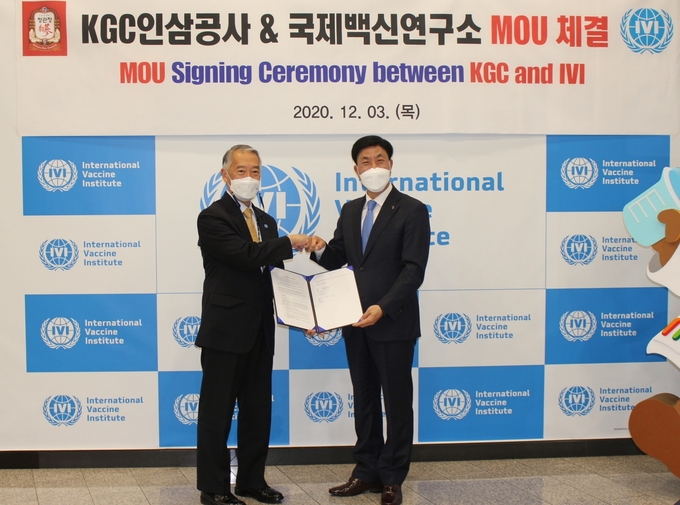 국제백신연구소(IVI)의 제롬 김 사무총장(왼쪽)과 KGC인삼공사 김재수 사장이양해각서를 교환한 후 기념촬영을 하고 있다.