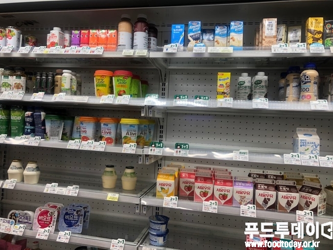 서울시 강남구 역삼동 소재 편의점의 우유와 신선식품 매대가 비어있다.