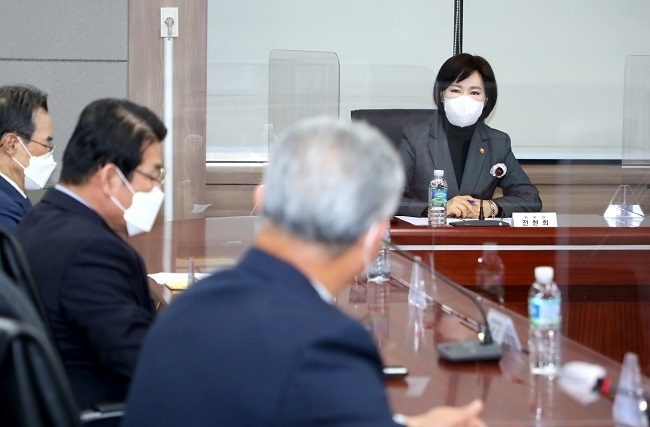 전현희 국민권익위원회 위원장이 11일 정부서울청사에서 열린 농·임·축·수산 유관단체 대표 간담회에서 모두발언을 하고 있다.